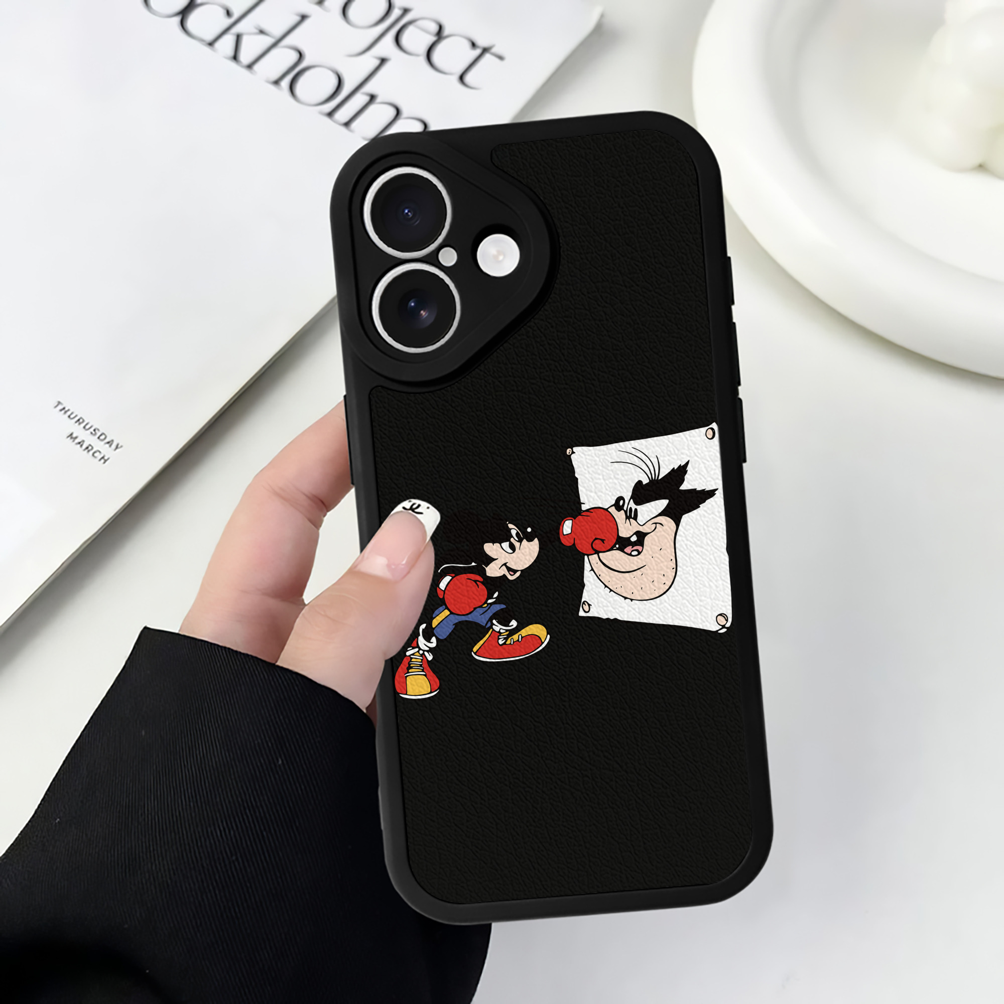 （画像用） ミッキーマウス Mickey Mouse 【iPhone 16シリーズ対応】シリコンスマホケース（レザー調） 材質：シリコン